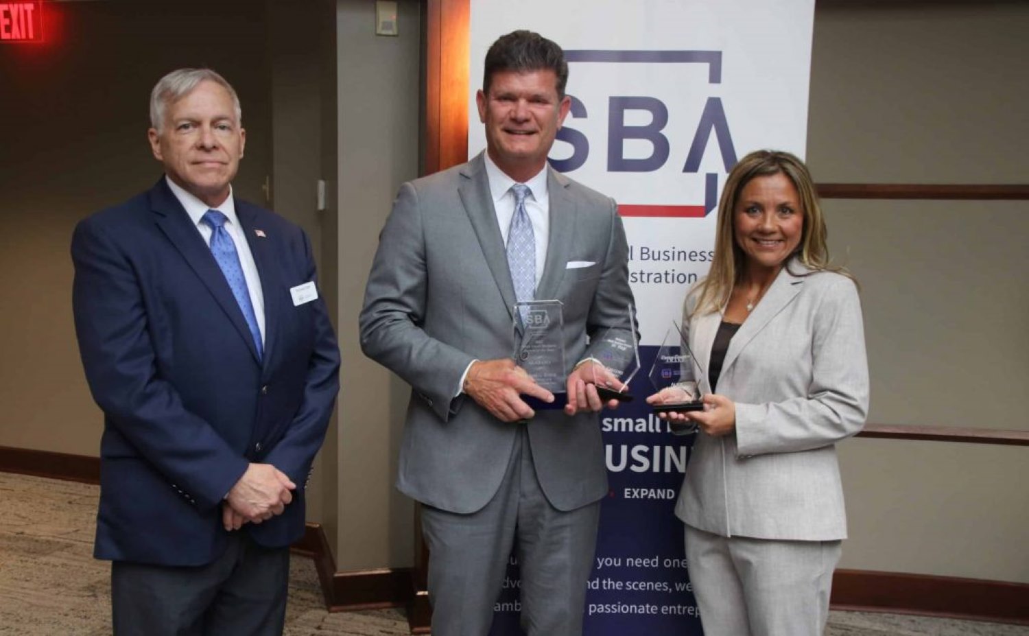 Alice Lessmann holds a prize