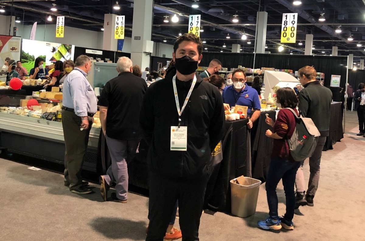 Shelf Engine staff demo product at a trade show