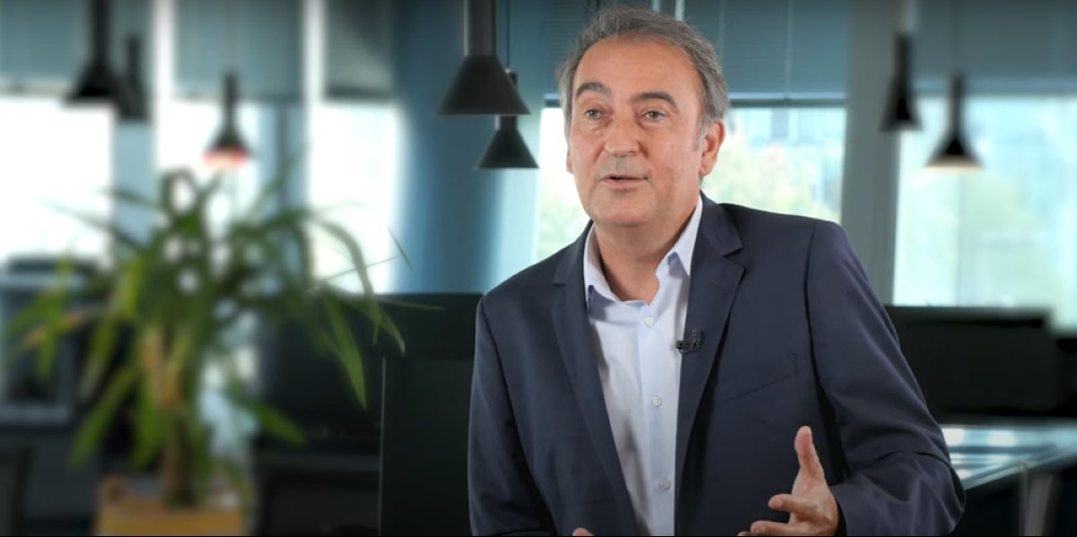 Mazars CEO in a talk with interviewer