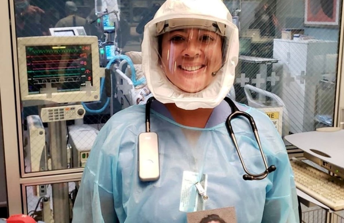 Physician uses Eko devices in surgery room