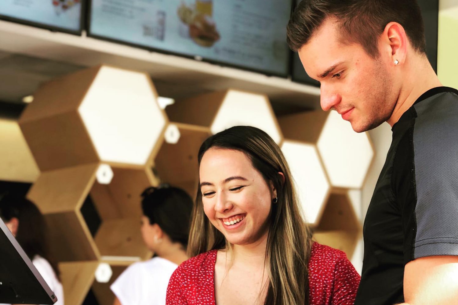 Why Online Food Ordering Systems Do Wonders for Restaurateurs